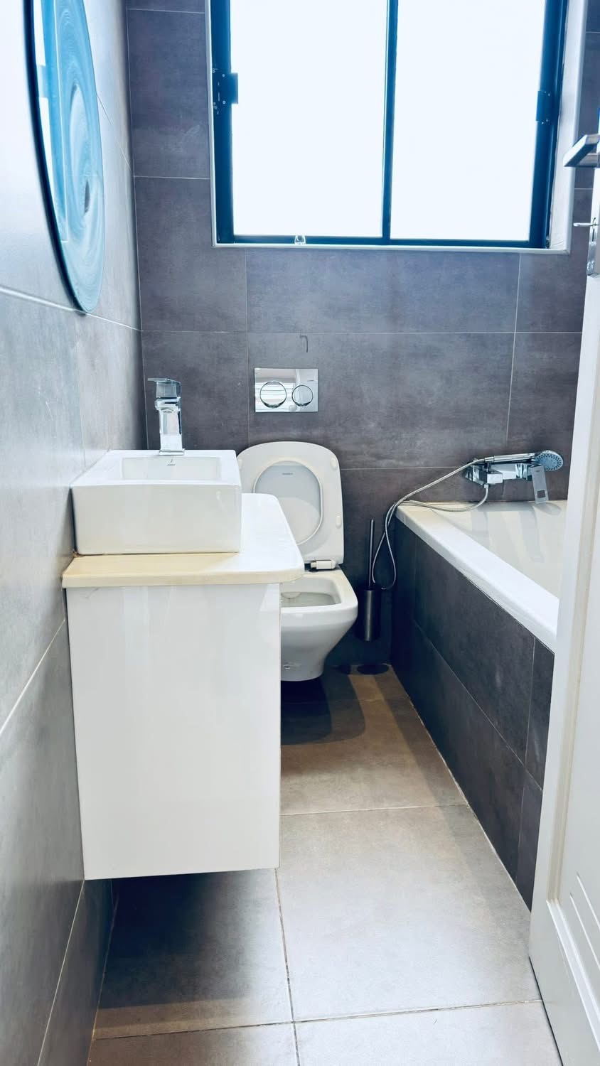 B931EC0A-3211-4058-9590-AFC1B9B6485D